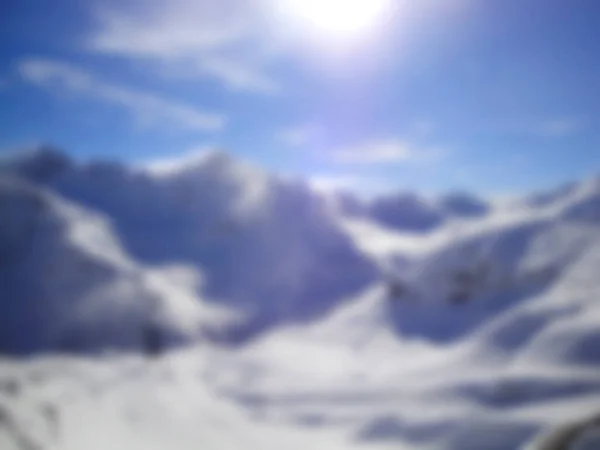 Зимова мальовнича пейзажна панорама природи. Сонячний день у високих сніжних горах Кавказу. Спорт-концепція сноуборду. Розмитий вибірковий фокус абстрактне незосереджене тло — стокове фото
