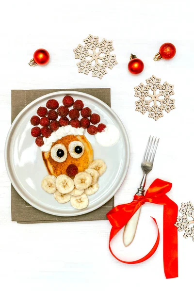 Boże Narodzenie Santa Claus Twarz Kształcie Naleśnika Słodką Maliną Bananem — Zdjęcie stockowe