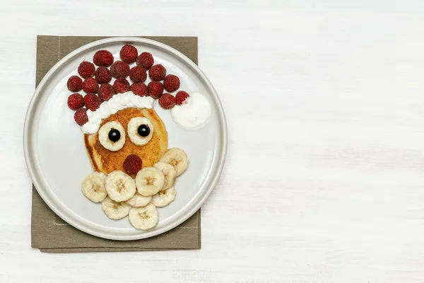 Weihnachten Weihnachtsmann Geformten Pfannkuchen Mit Süßen Frischen Himbeeren Und Banane — Stockfoto