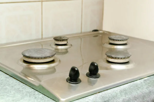 Limpeza fogão a gás sujo de graxa, restos de comida. lavar fogão de cozinha. conceito de serviço de limpeza doméstica — Fotografia de Stock