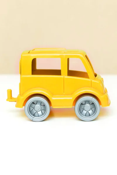 Carro Brinquedo Amarelo Pequeno Fundo Branco Como Presente Para Crianças — Fotografia de Stock