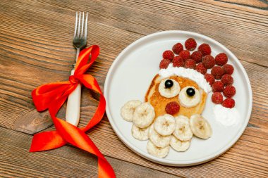 Noel Baba, çocukların kahvaltısı için taze ahududu ve muzlu krep hazırladı. Yılbaşı süslemeleri olan xmas yemekleri kapanıyor..