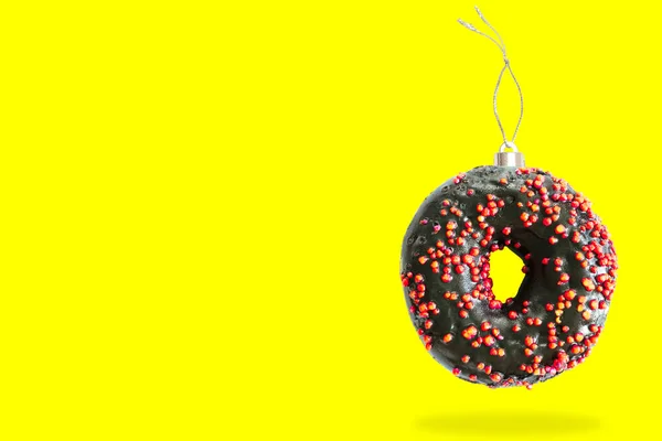 Julgranskula Dekoration Leksak Gjord Sött Socker Choklad Svart Glaserade Munk — Stockfoto