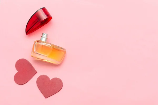 Parfum Fles Als Geschenk Rode Harten Een Roze Achtergrond Met — Stockfoto