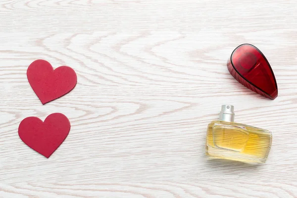 Parfum Fles Als Geschenk Valentijnsdag Verjaardag Rode Harten Houten Achtergrond — Stockfoto