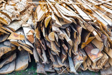 Marangozluk, inşaat veya onarım için endüstriyel kereste, çatı inşaatı için kereste malzemesi. Doğal doğranmış gövdeleri istifleyin. Kış için hazırlanmış ateş kütüklerini ateşe hazır hale getirin..