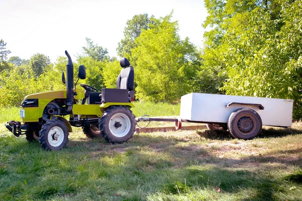 Mini Sárga Traktor Pótkocsival Áll Pályán Közelében Hangár Épület Farm — Stock Fotó