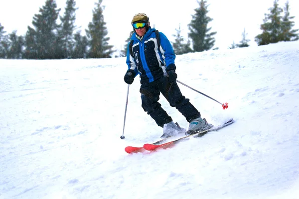 年长活跃的男子滑雪者 头戴滑雪头盔 护目镜 西服天山山顶 在高山滑雪场享受冬季极限运动 令人震惊的全景 — 图库照片