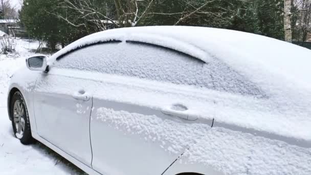 Auto Parcheggiata Sulla Strada Della Città Durante Forte Nevicata Inverno — Video Stock
