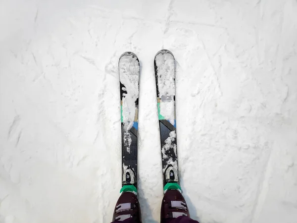 Shora Pohled Ženské Nohy Lyžích Bílém Ledovém Sněhovém Povrchu Horské — Stock fotografie