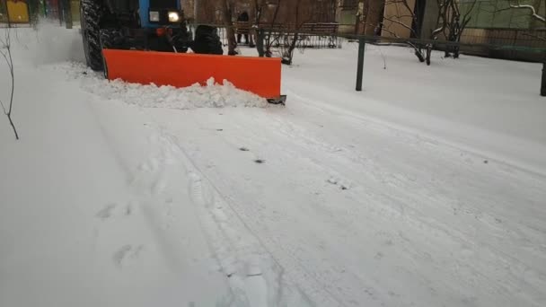 寒い悪天候の後 雪の除去トラック 冬のタイムトラクターマシンのクリーニングは 雪から街の通りを削除 キエフ ウクライナ 2022年1月30日 — ストック動画