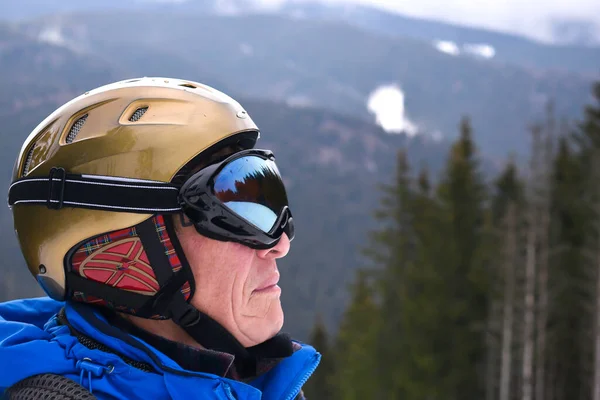 Actieve Oudere Senior Ervaren Volwassen Snowboarder Skiër Man Beschermhelm Bril — Stockfoto