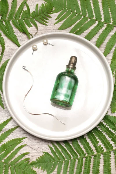Groene Varen Plant Takken Vrouwelijke Parfum Fles Geur Natuurlijke Olie — Stockfoto