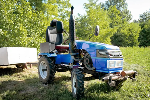 Kis Mini Kék Modern Traktor Pótkocsi Áll Gazdaság Mező Természet — Stock Fotó