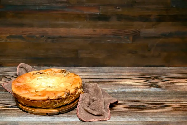 Házi Káposztás Zöldséges Pite Torta Fából Készült Rusztikus Asztalon Sütőipari — Stock Fotó