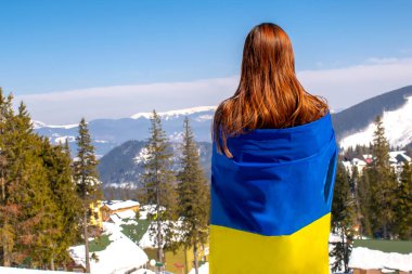 Ukrayna Bağımsızlık Günü, Anayasa Günü, Ukrayna, Ukrayna ve terörist saldırgan ülke olarak Ukrayna ulusal mavi bayrağını elinde tutan, dalgalanan, dalgalanan, sallayan kadınlar..