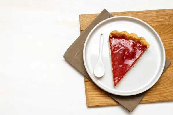 Délicieux tarte à la cerise rouge et gâteau émietté à la fraise avec avoine. Dessert de confiserie gastronomique surmonté d'une assiette. Pièce de gâteau au fromage pâtissier sucré et savoureux avec des baies mûres sur une table en bois. — Photo