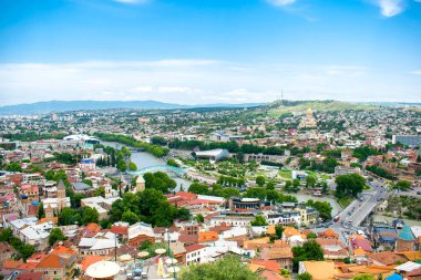 Eski tarihi Tiflis şehir merkezinin hava manzarası, dağlar, mimari çatılar binalar, nehir, Gürcistan Yazın güneşli günü, manzara manzarası.