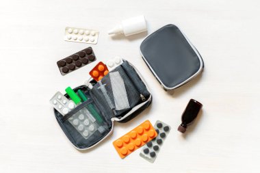 Günlük ilaç sandığı, haplar, haplar, vitaminler, ilk yardım çantası. İlaç kutusu ilaçları, besin takviyeleri. Hastalık virüsü ilaç dozajı için tıbbi tedavi.