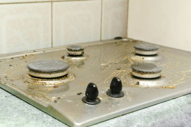 Kirli gaz sobasını yağdan temizlemek, yemek artıkları. Mutfak sobası. ev temizliği hizmeti kavramı.