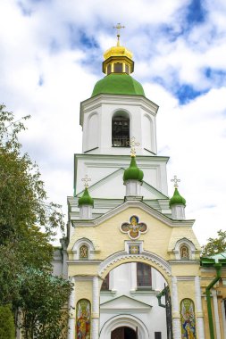 Pechersk Lavra Manastırı 'nın tarihi çan kulesi. Doğu Ortodoks Hıristiyan kilisesi tapınağı. Kiev, Ukrayna' da altın kubbeleri olan mağaralar. Eski din ulusal mimarisi..