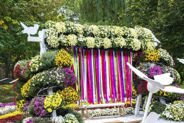 Famosa exposición de flores en Kiev en Singing Field, Ucrania. Diseño de paisaje natural con macizos de flores en forma de arco con decoración, arbustos recortados en el parque de la ciudad en primavera. casa jardín verde en el patio — Foto de Stock