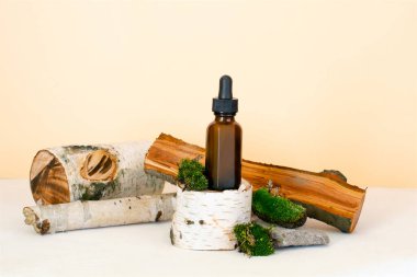 Cam damlatan kahverengi şişe kozmetik yağı, krem, gerekli ağaç kökü podyumunda serum, ağaç kabuğu ağacı, yeşil yosun. Doğal organik eko kaplıca konsepti, tıp. Bitkisel homeopatik ürünler