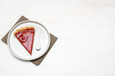 Lezzetli kırmızı vişneli çilekli tart ve yulaflı tatlı. Tepside gurme tatlı servisi. Tahta masada olgun böğürtlenli tatlı pastalı peynirli kek..