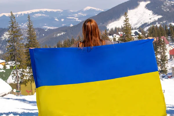 Žena Drží Nese Ukrajinské Národní Modrá Žlutá Vlajka Válka Konflikt — Stock fotografie