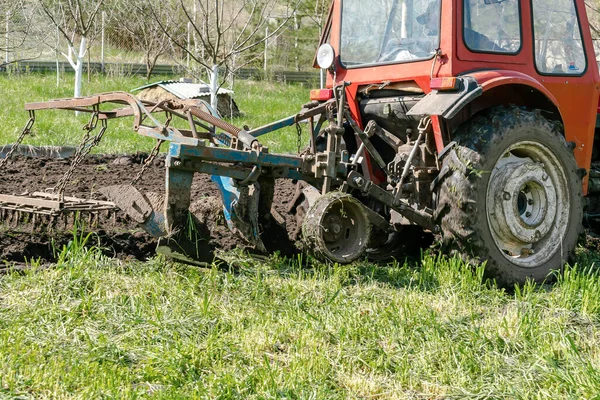 Modern Vörös Traktor Gépek Szántás Mezőgazdasági Területen Rét Gazdaságban Tavasszal — Stock Fotó