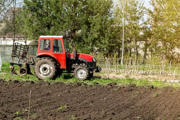 Modern Vörös Traktor Gépek Szántás Mezőgazdasági Területen Rét Gazdaságban Tavasszal — Stock Fotó