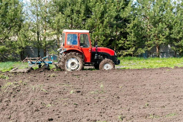 Nykyaikaiset Punaiset Traktorikoneet Kyntävät Maatalousniittyä Maatilalla Keväällä Syksyllä Viljelijä Viljelee — kuvapankkivalokuva