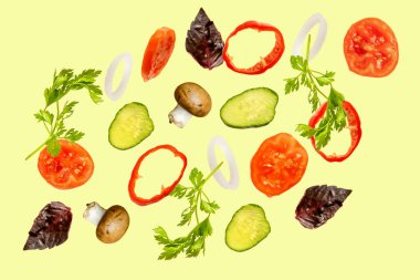 Hafif bahar salatası, havada süzülen hava malzemeleri, taze vitamin sebzeleri. Askıya alınmış domates, salatalık, biber, maydanoz, fesleğen. Vejetaryen vejetaryen sağlıklı yemek menüsü.