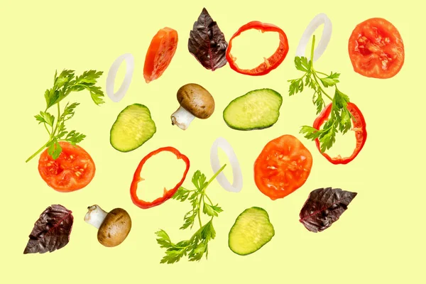 Hafif bahar salatası, havada süzülen hava malzemeleri, taze vitamin sebzeleri. Askıya alınmış domates, salatalık, biber, maydanoz, fesleğen. Vejetaryen vejetaryen sağlıklı yemek menüsü.