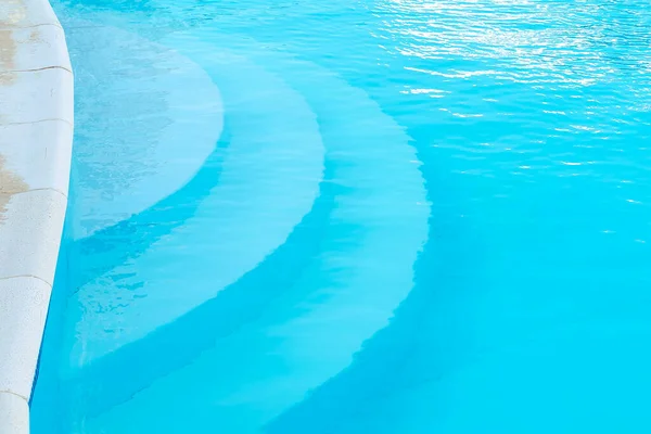 Schwimmbad Mit Blauem Klarem Wasser Kleine Wellen Hotelresort Warmen Sonnigen — Stockfoto