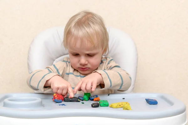 Menino Bonito Brincando Casa Moldando Plasticina Multi Colorida Mãos Crianças — Fotografia de Stock