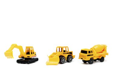 Küçük sarı plastik beton karıştırıcı, kazıcı traktör, kamyon, otomobil oyuncağı, beyaz arka planda izole edilmiş fotokopi alanı, çocuklar için oyuncaklar, gelişim, oyun, çocukluk eğlencesi..