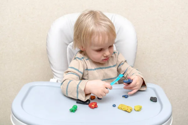 Evde Oynayan Sevimli Küçük Çocuk Çok Renkli Plastik Kalıplar Döküyor — Stok fotoğraf