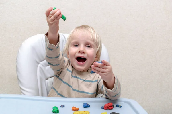 Menino Bonito Brincando Casa Moldando Plasticina Multi Colorida Mãos Crianças — Fotografia de Stock
