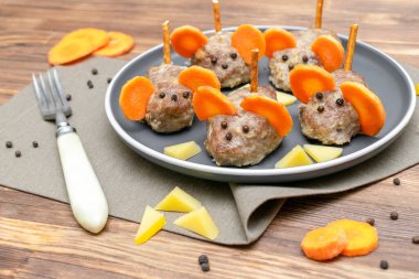 Küçük köfte faresi, havuç kulaklı köfte, tabakta peynir, çocuk partisi için yaratıcı ve eğlenceli yiyecek fikri. Ürkütücü Cadılar Bayramı tatlı ikramları için menü, yenilebilir şirin fare seçici odak.