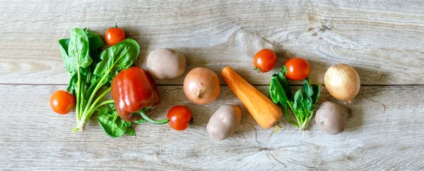オーガニックとバイオの新鮮な野菜トマト ピーマン ニンジン タマネギはコピースペースのある素朴な木製の背景テーブルの上に並んでいます 健康的な自然な熟した菜食主義の野菜の概念 サラダ成分 — ストック写真