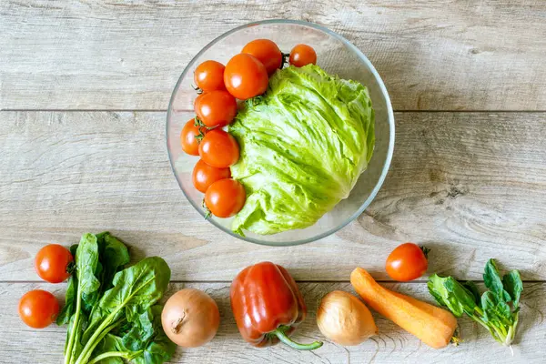 有機およびバイオの新鮮な野菜トマト ピーマン ニンジンのボウルは コピースペースのある素朴な木製の背景テーブルの上に並んでいます 健康的な自然な熟した菜食主義の野菜の概念 サラダ成分 — ストック写真