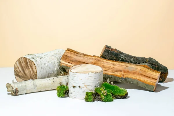 Tahta kütük podyumu, ağaç kabuğu ağacı, doğal organik eko kaplıca, ilaç, yağ, krem, serum için yeşil yosun modelleme şablonu. Kopyalama alanı olan bitkisel homeopatik ürünler kavramı.