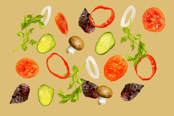 Hafif bahar salatası, havada süzülen hava malzemeleri, taze vitamin sebzeleri. Askıya alınmış domates, salatalık, biber, maydanoz, fesleğen. Vejetaryen vejetaryen sağlıklı yemek menüsü.