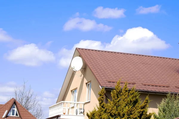 Arka bahçesi yüksek çitlerin arkasında özel bir banliyö evi. Yeşil thuja çitli ekolojik alanda güzel bir kır evi kompleksi. Modern mimari, zenginlik ve lüks konsept.