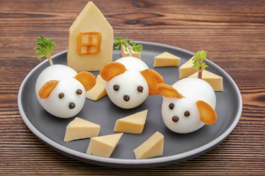 Küçük tavuk yumurtası faresi, havuç kulaklı fareler tabakta peynir, yaratıcı, eğlenceli yemekler, çocuk partisi için sağlıklı öğle yemeği fikri. Ürkütücü Cadılar Bayramı tatlı ikramları için menü, yenilebilir şirin fare seçici odak.