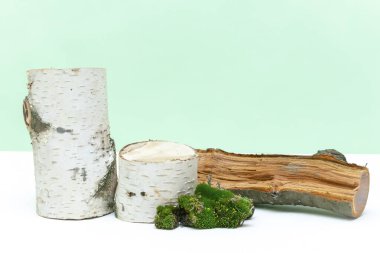 Tahta kütük podyumu, ağaç kabuğu ağacı, doğal organik eko kaplıca, ilaç, yağ, krem, serum için yeşil yosun modelleme şablonu. Kopyalama alanı olan bitkisel homeopatik ürünler kavramı.