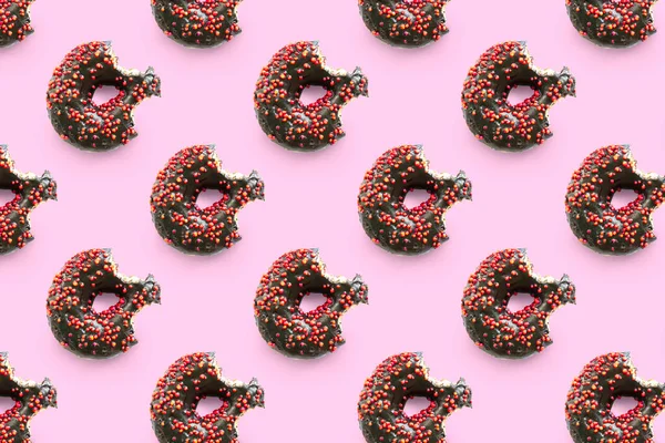 Preto Bitou Donuts Com Esmalte Vermelho Fundo Rosa Sem Costura — Fotografia de Stock