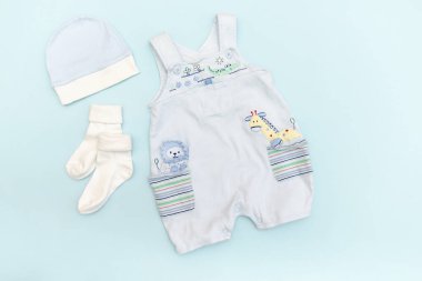 Şirin bebek tulumları, tulum, şapka, çoraplar. Çocuklar, çocuk giysileri ve mavi renkli aksesuarlar. Yeni doğan, bebek modası, kıyafet. Düz yatış, üst görünüm.