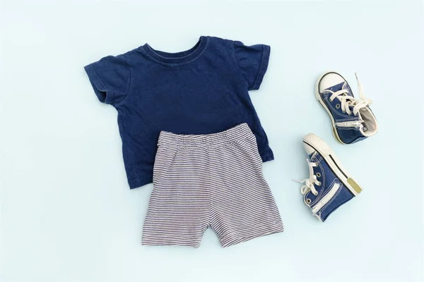 夏天婴儿蓝色衣服和配饰与T恤 运动鞋 孩子们穿着时髦的衣服 一套春天或夏天穿的童装 平躺在地上 — 图库照片